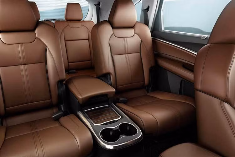 Đương nhiên một mẫu crossover cao cấp cũng không thể thiếu được kết nối smartphone qua các ứng dụng di động như Apple CarPlay hay Android Auto, cũng như có cabin được hoàn thiện trong da và gỗ cao cấp.