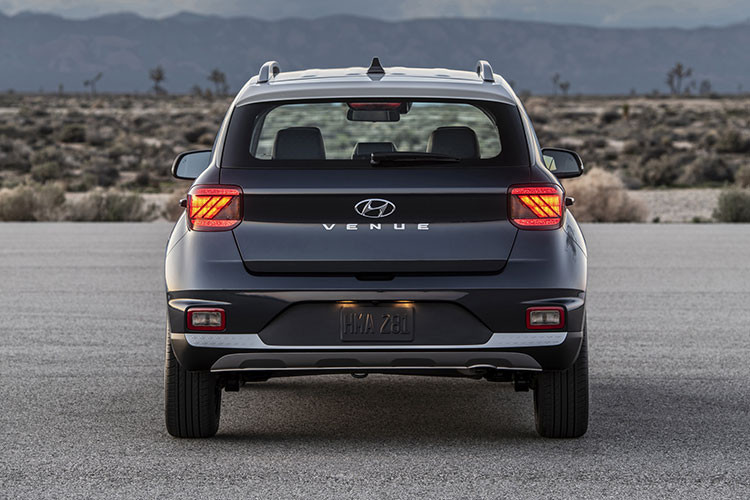 Venue tại Ấn Độ với 3 phiên bản cùng 3 khối động cơ khác nhau bao gồm phiên bản sử dụng hộp số sàn và động cơ 1.2L hút khí tự nhiên cho ra công suất tối đa 82 mã lực cùng 115 Nm mô-men xoắn. Phiên bản tiếp tới là bản sử dụng hộp số sàn 6 cấp và động cơ tăng áp 1.0L cho ra công suất 118 mã lực cùng 172 Nm mô-men xoắn. Phiên bản cuối cùng sử dụng hộp số sàn 6 cấp và động cơ Diesel tăng áp 1.4L cho ra công suất 89 mã lực và 220 Nm mô-men xoắn.