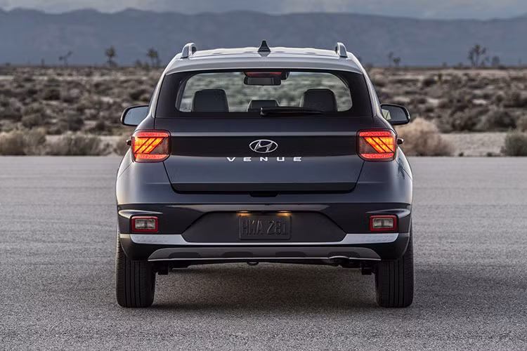 Venue tại Ấn Độ với 3 phiên bản cùng 3 khối động cơ khác nhau bao gồm phiên bản sử dụng hộp số sàn và động cơ 1.2L hút khí tự nhiên cho ra công suất tối đa 82 mã lực cùng 115 Nm mô-men xoắn. Phiên bản tiếp tới là bản sử dụng hộp số sàn 6 cấp và động cơ tăng áp 1.0L cho ra công suất 118 mã lực cùng 172 Nm mô-men xoắn. Phiên bản cuối cùng sử dụng hộp số sàn 6 cấp và động cơ Diesel tăng áp 1.4L cho ra công suất 89 mã lực và 220 Nm mô-men xoắn.