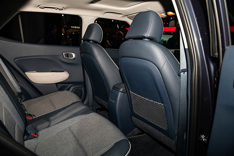 Mặc dù vậy, Venue có trang bị không tệ với hệ thống thông tin giải trí kèm màn hình 8 inch, camera lùi, màn hình đa thông tin 3,5 inch trong bảng đồng hồ... Tuy nhiên, một điểm ấn tượng của chiếc xe đó là Hyundai đã không cắt giảm quá nhiều các hệ thống điện tử hỗ trợ người lái.