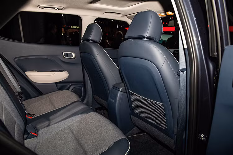 Mặc dù vậy, Venue có trang bị không tệ với hệ thống thông tin giải trí kèm màn hình 8 inch, camera lùi, màn hình đa thông tin 3,5 inch trong bảng đồng hồ... Tuy nhiên, một điểm ấn tượng của chiếc xe đó là Hyundai đã không cắt giảm quá nhiều các hệ thống điện tử hỗ trợ người lái.