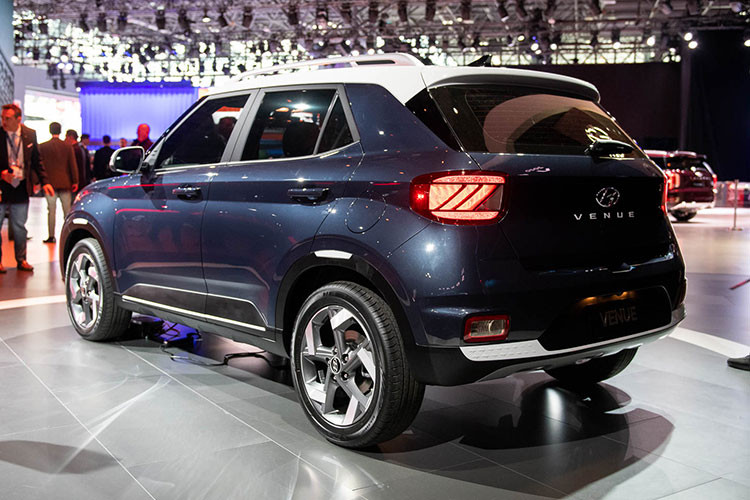 Về thiết kế, Hyundai đã định vị Venue nằm dưới tầm của Kona và điều này được thể hiện rõ ở kích thước xe. So với Kona, Venue ngắn hơn 130mm, hẹp hơn 30mm, trục cơ sở rút gọn 81mm nhưng chiều cao lớn hơn 15mm. Cụ thể hơn, chiếc xe có chiều dài chỉ 4.036mm, rộng 1.770mm, cao 1.565mm và trục cơ sở 2.520mm.