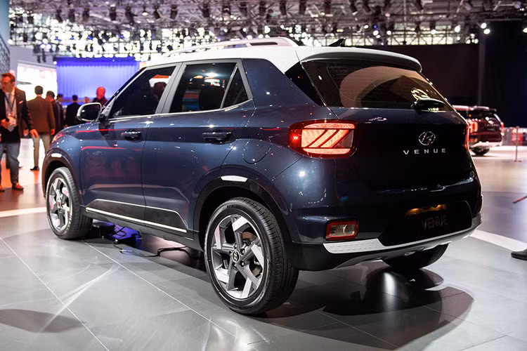 Về thiết kế, Hyundai đã định vị Venue nằm dưới tầm của Kona và điều này được thể hiện rõ ở kích thước xe. So với Kona, Venue ngắn hơn 130mm, hẹp hơn 30mm, trục cơ sở rút gọn 81mm nhưng chiều cao lớn hơn 15mm. Cụ thể hơn, chiếc xe có chiều dài chỉ 4.036mm, rộng 1.770mm, cao 1.565mm và trục cơ sở 2.520mm.