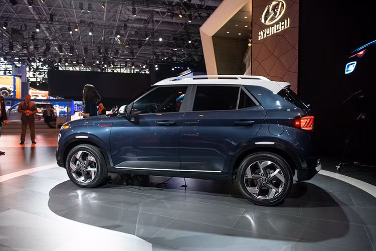 Ông Vikas Jain, Giám đốc Kinh doanh của Hyundai Ấn Độ cho biết, Hyundai Venue là mẫu xe nằm trong kế hoạch chứng tỏ cam kết cung cấp tới khách hàng giải pháp di chuyển thông minh của Hyundai Ấn Độ. Là phiên bản SUV Connected đầu tiên sở hữu công nghệ Blue Link Technology, Venue nhận phản hồi rất tích cực từ công chúng.