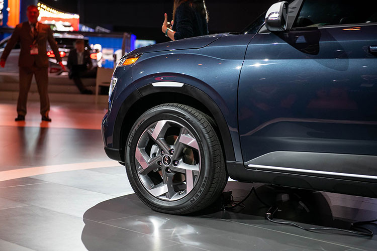 Hướng tới những người trẻ tuổi, Venue sở hữu thiết kế cá tính với các đường nét nổi đậm, những vòm bánh cơ bắp và "các hình dáng thân xe đầy tự tin" đáng chú ý là phần đầu và đuôi xe thiết kế nổi bật với đèn dạng led hiện đại hơn so với các đối thủ. Nếu muốn nâng cấp mẫu xe này, các khách hàng có thể chi thêm tiền sở hữu mui xe sơn màu tương phản cùng mâm 17 inch thay vì 15 inch.