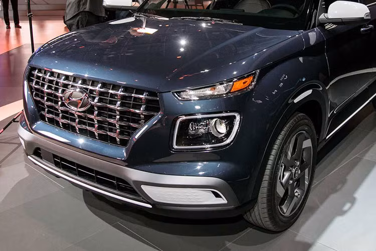 Trong suốt 1 tháng kể từ ngày ra mắt, Hyundai Venue 2020 mới đã đón nhận lịch sử doanh số khi có tới 33.000 đơn đặt hàng trên toàn cầu và 1.000 xe bàn giao chỉ trong 1 ngày tại thị trường Ấn Độ. Ban lãnh đạo của Hyundai tự tin rằng, Venue sẽ còn tiếp tục thiết lập nên những cột mốc mới trên chặng đường giúp khách hàng cảm thấy "HappyLiffe".