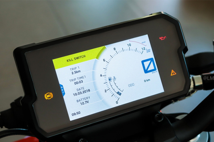 Trong phân khúc môtô 250 - 400cc hiện nay, mẫu xe naked-bike Duke 390 mới đang là chiếc xe hiện đại nhất. Bảng đồng hồ của xe là một màn hình màu hiển thị đa thông tin hiện đại cung cấp nhiều thông tin như vòng tua, số đang chạy, tốc độ, quãng đường thời gian, chế độ lái...