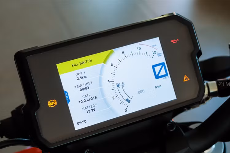 Trong phân khúc môtô 250 - 400cc hiện nay, mẫu xe naked-bike Duke 390 mới đang là chiếc xe hiện đại nhất. Bảng đồng hồ của xe là một màn hình màu hiển thị đa thông tin hiện đại cung cấp nhiều thông tin như vòng tua, số đang chạy, tốc độ, quãng đường thời gian, chế độ lái...