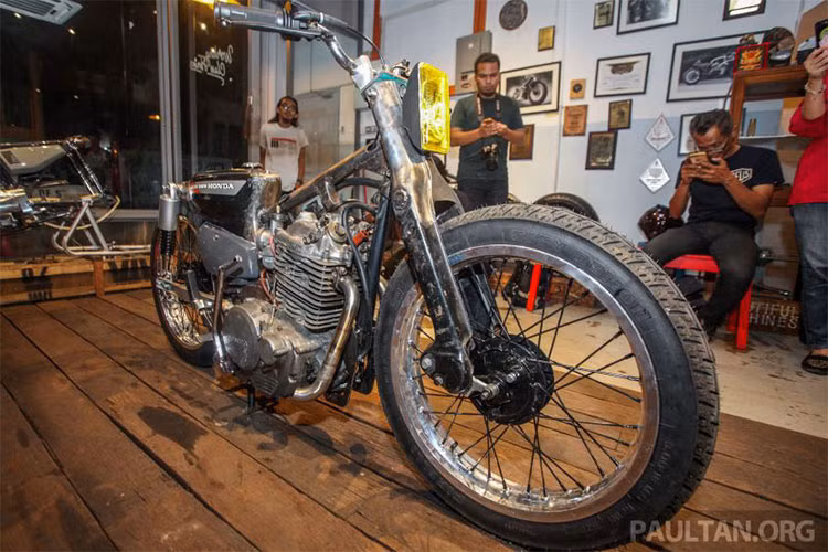 Với sự nhỏ nhắn, giá thành những chiếc xe Honda Super Cub cũ khá rẻ và có khung sườn tốt, cùng khả năng độ thành nhiều dáng khác nhau lần này, Super Cub được các tay độ người Mã Lai "nâng cấp" lên thành một chiếc Honda Cub 500 phân khối, khiến nó đầy mạnh mẽ và "dị thường".