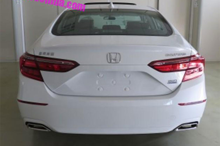 Các kích thước của Honda Inspire bao gồm chiều dài tổng thể 4.893 mm, rộng 1.862 mm, cao 1.450 mm và chiều dài cơ sở 2.830 mm. Xe được trang bị lưới tản nhiệt chia đôi. Ngay cả hốc đèn sương mù và cản trước của Honda Inspire cũng khác với Accord 2018. Cụm đèn pha của Honda Inspire có thiết kế tương tự với Accord thế hệ mới.