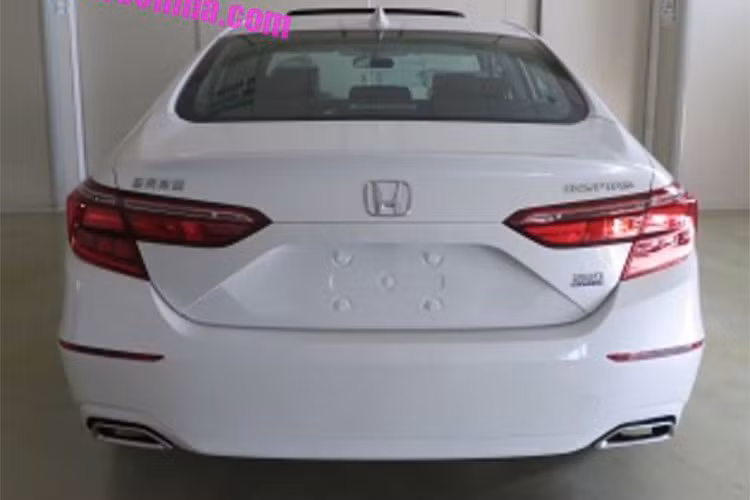 Các kích thước của Honda Inspire bao gồm chiều dài tổng thể 4.893 mm, rộng 1.862 mm, cao 1.450 mm và chiều dài cơ sở 2.830 mm. Xe được trang bị lưới tản nhiệt chia đôi. Ngay cả hốc đèn sương mù và cản trước của Honda Inspire cũng khác với Accord 2018. Cụm đèn pha của Honda Inspire có thiết kế tương tự với Accord thế hệ mới.