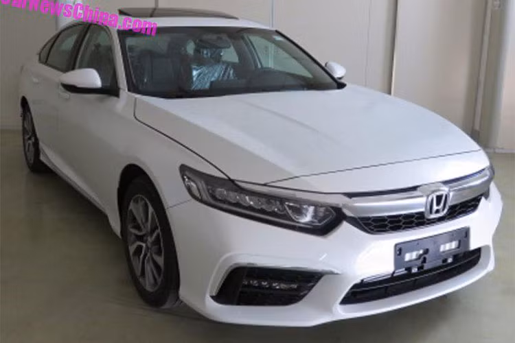 Bên sườn Honda Inspire cũng khác biệt khi xuất hiện bộ vành la-zăng mới, không giống của Accord 2018. Tương tự như vậy, phần đuôi xe của Honda Inspire cũng khác biệt đáng kể so với Accord 2018, được thể hiện qua đèn hậu và cốp sau cùng một số chi tiết tạo điểm nhấn. 