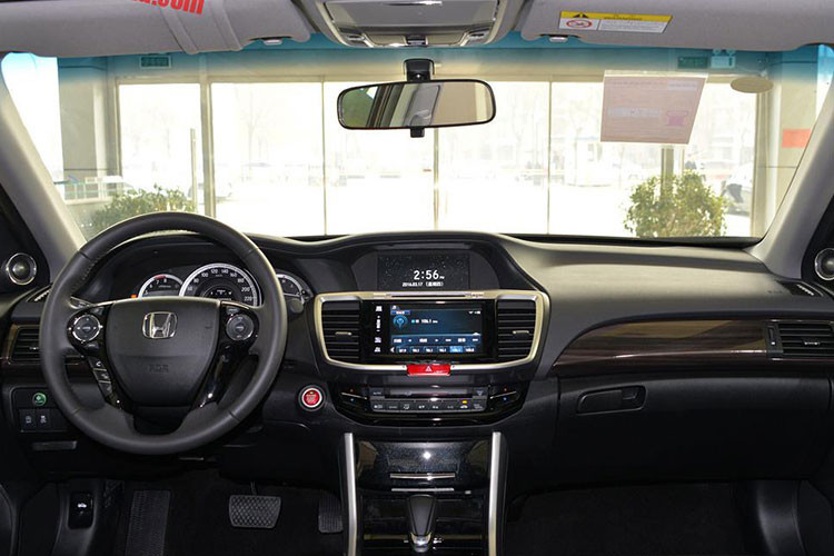 Chưa có thông tin về nội thất của xe sedan Honda Inspire. Do đó, chưa thể khẳng định Honda Inspire có được trang bị nội thất như Accord 2018 hay không. Tuy nhiên, những hình ảnh hé lộ về mẫu xe này cho thấy nó cũng tương tự như "người anh em" của mình nhưng được thay đổi đôi chút.