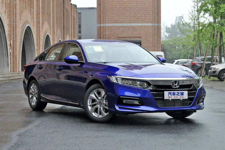 Dự kiến, Honda Inspire 2018 mới sẽ được bày bán trên thị trường Trung Quốc vào quý III năm nay và được xem là "đối thủ" của Toyota Camry và Hyundai Sonata. Giá xe Honda Inspire dự kiến dao động từ 180.000 - 220.000 Nhân dân tệ (tương đương 634 - 775 triệu đồng).