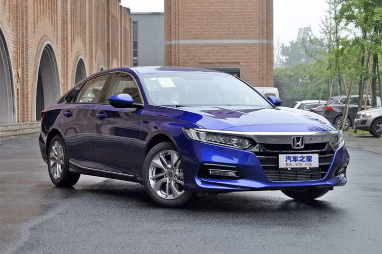 Dự kiến, Honda Inspire 2018 mới sẽ được bày bán trên thị trường Trung Quốc vào quý III năm nay và được xem là "đối thủ" của Toyota Camry và Hyundai Sonata. Giá xe Honda Inspire dự kiến dao động từ 180.000 - 220.000 Nhân dân tệ (tương đương 634 - 775 triệu đồng).