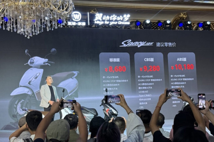  Honda Spacy huyền thoại là dòng xe ga Nhật Bản từng được đưa về thị trường Việt Nam vào năm 1998, tạo được sức hút rất lớn từ người tiêu dùng. Mẫu xe ga này sau đó bị khai tử, nhưng đến nay các mẫu xe Spacy cũ vẫn giữ giá rất tốt. Không chỉ có ở thị trường Việt Nam, Spacy cũng là cái tên được nhiều thị trường quốc tế.