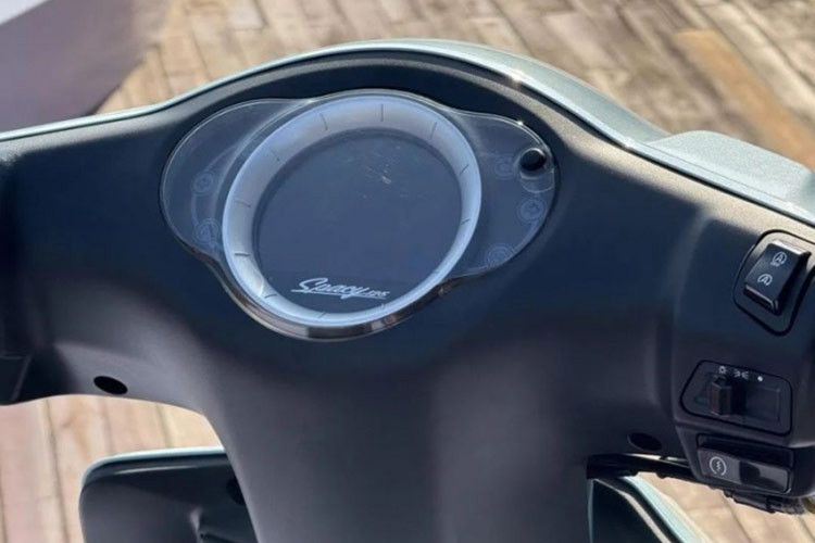 Về ngoại hình, mẫu xe tay ga Honda Spacy thế hệ mới có thiết kế nhẹ nhàng với kích thước gọn gàng và cốp xe rộng để vừa được mũ bảo hiểm. 2024 Honda Spacy mang phong cách retro hoài cổ, nhìn bắt mắt. 