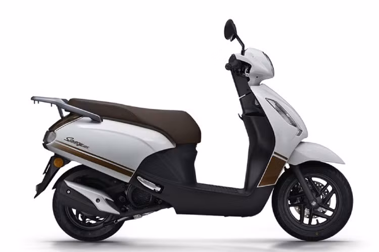 Các thông số cơ bản của Honda Spacy 125 2025 kích thước tổng thể dài x rộng x cao lần lượt là 1.810 x 680 x 1.090mm, chiều dài cơ sở 1.246 mm, chiều cao yên 735 mm, khoảng sáng gầm xe 133 mm, dung tích bình xăng 5,7 lít và trọng lượng đạt 100 kg. Tay xách phía sau của xe được thiết kế to bản và chắc chắn bằng hợp kim nhôm. 