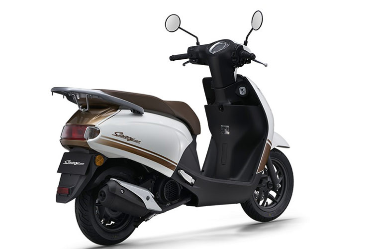 Honda Spacy 125 mới sở hữu bộ lốp có thông số 90/90-12 (2PR) 44J ở bánh trước và 100/90-10 (4PR) 56J ở bánh sau. Cả 2 bánh đều sử dụng lốp không săm Bias cùng hệ thống phanh đĩa trước và phang tang trống phía sau. Đặc biệt, 2 phiên bản cao cấp hơn còn sở hữu các công nghệ hỗ trợ phanh hiện đại như CBS (công nghệ phanh liên kết) và ABS... 