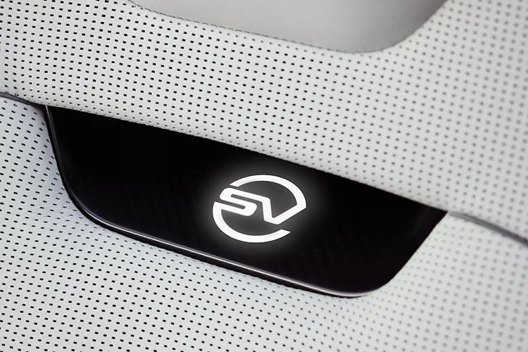 Khối động cơ được kết nối với hộp số tự động 8 cấp và hệ dẫn động bốn bánh tiêu chuẩn để tăng tốc từ 0-100km/h trong 3,7 giây, trước khi đạt tốc độ tối đa 290km/h.