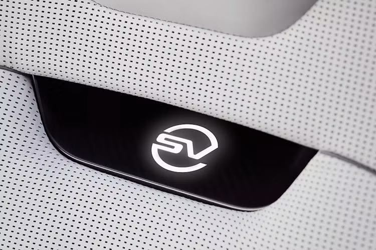 Khối động cơ được kết nối với hộp số tự động 8 cấp và hệ dẫn động bốn bánh tiêu chuẩn để tăng tốc từ 0-100km/h trong 3,7 giây, trước khi đạt tốc độ tối đa 290km/h.