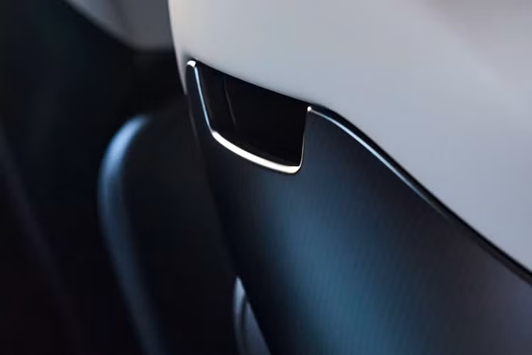 Những điểm nổi bật khác bao gồm giá để cốc SV Bespoke được cá nhân hóa, huy hiệu phiên bản đặc biệt và tấm ốp bậu cửa “Park City Edition 1 of 3” cũng xuất hiện.