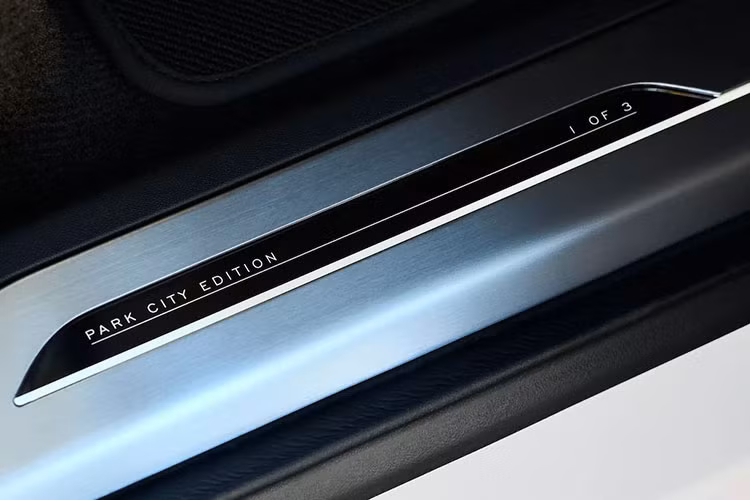 Chủ đề hai tông màu tiếp tục trong cabin bọc da trắng Light Cloud và ốp gỗ đen Ebony. Chúng đi kèm với lưng ghế trước bằng sợi carbon SV Satin Twill Carbon Fiber cũng như viền sợi carbon.