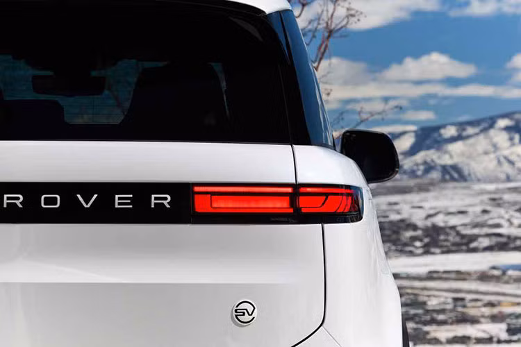 Sẽ chỉ được sản xuất giới hạn tổng cộng 3 chiếc Range Rover Sport SV Park City Edition đặc biệt, tất cả đều sở hữu các chi tiết sợi carbon phủ đầy từ trong ra ngoài, trên xuống dưới.