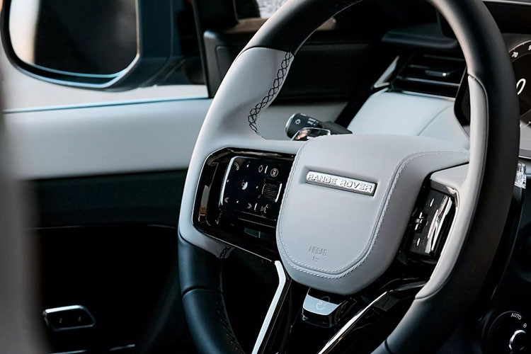 Giống như mẫu xe tiêu chuẩn , Range Rover Sport SV Park City Edition có động cơ V8 4.4 lít tăng áp kép sản sinh công suất 626 mã lực và mô-men xoắn 749Nm.