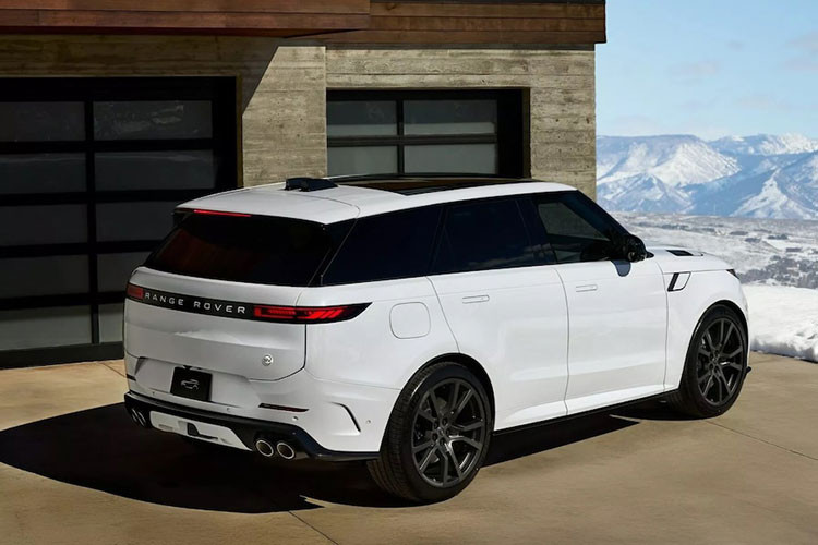Với chủ đề trượt tuyết, chiếc xe SUV Range Rover Sport SV Park City Edition đặc biệt này có lớp sơn SV Bespoke Lyra White Gloss giống như tuyết cũng như dòng chữ Range Rover với viền crôm đen.