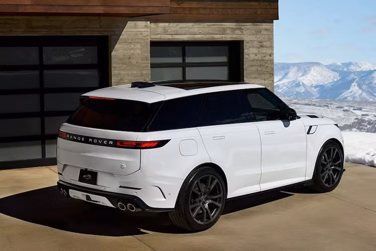 Với chủ đề trượt tuyết, chiếc xe SUV Range Rover Sport SV Park City Edition đặc biệt này có lớp sơn SV Bespoke Lyra White Gloss giống như tuyết cũng như dòng chữ Range Rover với viền crôm đen.