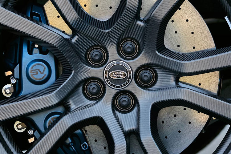 Lớp sơn được kết hợp với bộ mâm bằng sợi carbon bóng mờ 23 inch, bao quanh hệ thống phanh gốm carbon với kẹp phanh SV Blue Nebula.