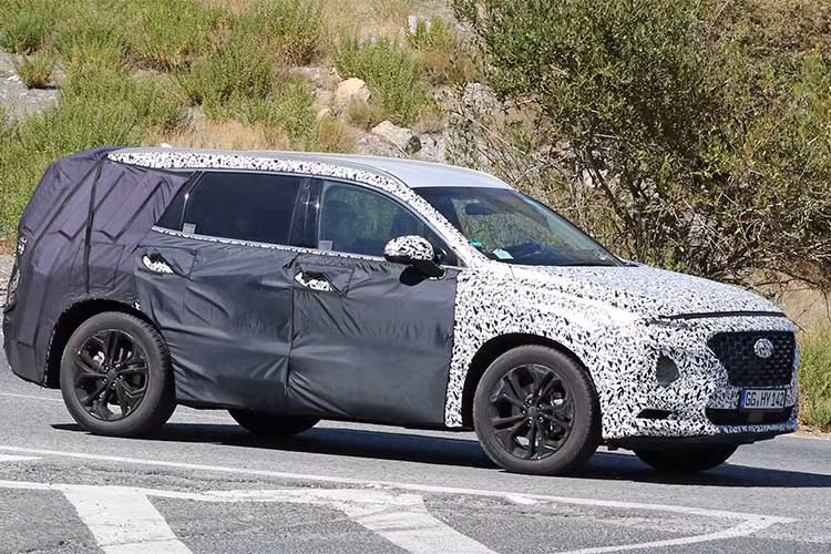 Santa Fe mới sẽ được trang bị hàng loạt tính năng mới, trong đó có hệ thống cảnh báo ghế sau. Hệ thống này hoạt động tương tự như hệ thống cảnh báo ghế sau trên Nissan. Các cảm biến trên xe sẽ quét qua khu vực hàng ghế thứ 2 ngay sau khi chủ xe khóa cửa và rời đi.