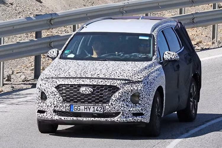 Tại Việt Nam, ông Lê Ngọc Đức - tổng Giám đốc Hyundai Thành Công trong một buổi gặp gỡ báo chí cũng khẳng định Santa Fe thế hệ mới sẽ ra mắt vào cuối năm nay. Đây là 1 trong 3 sản phẩm mới mà hãng trình làng trong năm 2018, bên cạnh Kona hoàn toàn mới và Accent thế hệ mới.