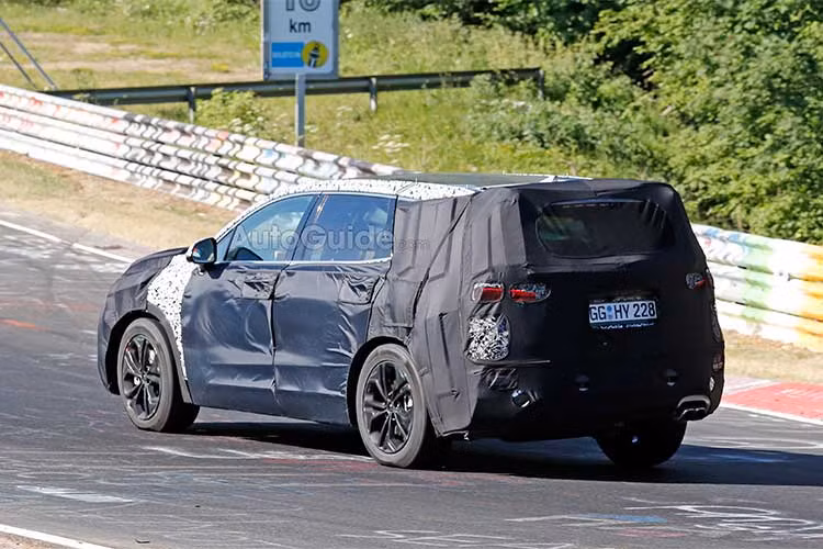 Bên cạnh đó là hàng loạt các trang bị an toàn, bao gồm hệ thống cảnh báo phương tiện cắt ngang, hỗ trợ phanh tự động nếu cần thiết, bảo vệ hành khách, trẻ em bằng tính năng tự động khóa cửa sau trong trường hợp phát hiện phương tiện đang tiến lại gần xe với tốc độ quá nhanh.