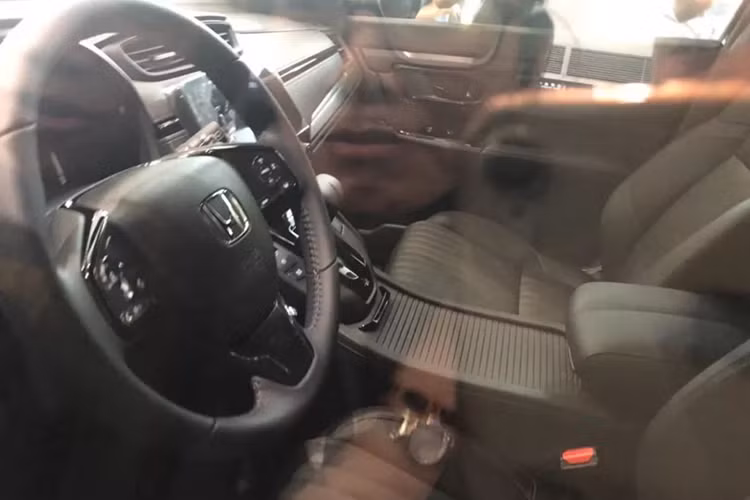 Hiện Honda vẫn chưa hé lộ hình ảnh nội thất bên trong Breeze 2020. Chỉ biết rằng, ở bản cao cấp, tân binh của thị trường Trung Quốc sẽ có cảm biến đỗ xe trước/sau, camera lùi đa chế độ và cửa sổ trời toàn cảnh Paronama.