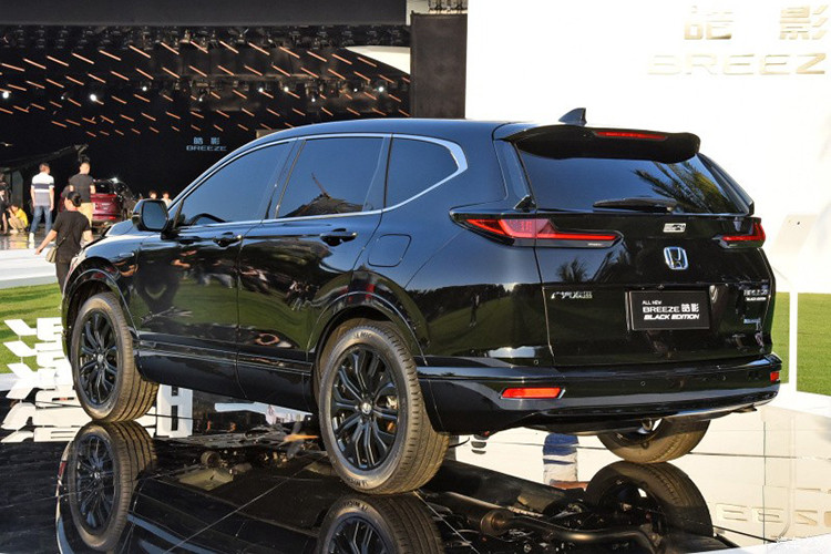 Bên dưới nắp capô của Honda Breeze 2020 tại thị trường Trung Quốc là 2 tùy chọn động cơ. Thứ nhất là động cơ xăng 4 xi-lanh, tăng áp, dung tích 1,5 lít, sản sinh công suất tối đa 193 mã lực lấy từ Honda CR-V. Động cơ kết hợp với hộp số CVT và hệ dẫn động 1 cầu hoặc 2 cầu. Thứ hai là hệ thống động cơ 2.0L i-MMD giống của Honda CR-V Hybrid đang bán ra tại thị trường Trung Quốc.