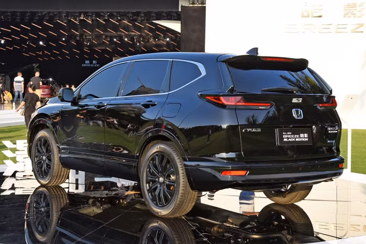 Bên dưới nắp capô của Honda Breeze 2020 tại thị trường Trung Quốc là 2 tùy chọn động cơ. Thứ nhất là động cơ xăng 4 xi-lanh, tăng áp, dung tích 1,5 lít, sản sinh công suất tối đa 193 mã lực lấy từ Honda CR-V. Động cơ kết hợp với hộp số CVT và hệ dẫn động 1 cầu hoặc 2 cầu. Thứ hai là hệ thống động cơ 2.0L i-MMD giống của Honda CR-V Hybrid đang bán ra tại thị trường Trung Quốc.