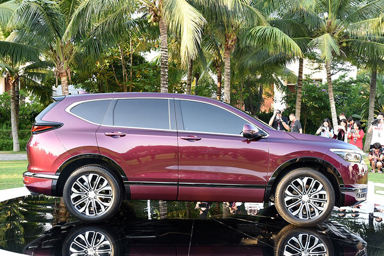 Được phát triển dựa trên cơ sở gầm bệ chung với CR-V, Honda Breeze 2020 sở hữu chiều dài 4.634 mm, rộng 1.855 mm, cao 1.679 mm (vành 17-18 inch)/1.689 mm (vành 19 inch) và chiều dài cơ sở 2.660 mm (bản dẫn động 2 cầu)/2.661 mm (dẫn động 1 cầu). Như vậy, Honda Breeze 2020 có chiều dài nhỉnh hơn một chút so với con số 4.585 mm của CR-V.