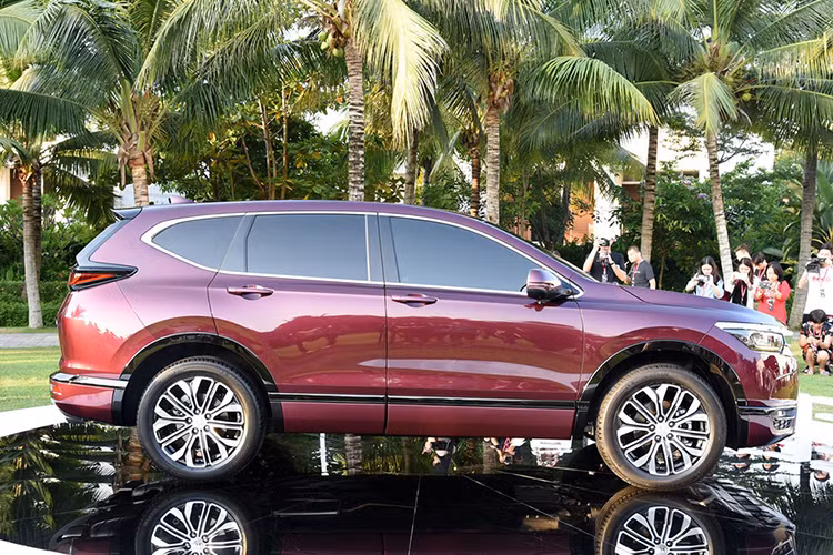 Được phát triển dựa trên cơ sở gầm bệ chung với CR-V, Honda Breeze 2020 sở hữu chiều dài 4.634 mm, rộng 1.855 mm, cao 1.679 mm (vành 17-18 inch)/1.689 mm (vành 19 inch) và chiều dài cơ sở 2.660 mm (bản dẫn động 2 cầu)/2.661 mm (dẫn động 1 cầu). Như vậy, Honda Breeze 2020 có chiều dài nhỉnh hơn một chút so với con số 4.585 mm của CR-V.