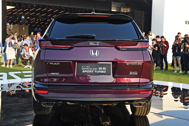 Đằng sau, Honda Breeze hoàn toàn mới đi kèm thiết kế đơn giản hơn CR-V, nhất là cụm đèn hậu. Cụm đèn hậu này không được nối với thanh mạ crôm ở giữa như trên Honda CR-V. Dưới nữa là ống xả hình thang và đèn phản quang thanh mảnh, khác với Honda CR-V. Tùy phiên bản, Honda Breeze 2020 sẽ được trang bị 1 hoặc 2 ống xả.