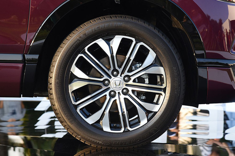 Không chỉ được điều chỉnh nhẹ về kích thước, Honda Breeze 2020 còn sở hữu một số điểm khác biệt trong thiết kế so với CR-V. Xe sẽ có 3 loại vành 17 inch, 18 inch và 19 inch. Ngoài ra, Honda Breeze 2020 còn có phiên bản Black Edition với nhiều chi tiết ngoại thất màu đen, bao gồm vành la-zăng, các cột, cản sau và vỏ gương chiếu hậu.