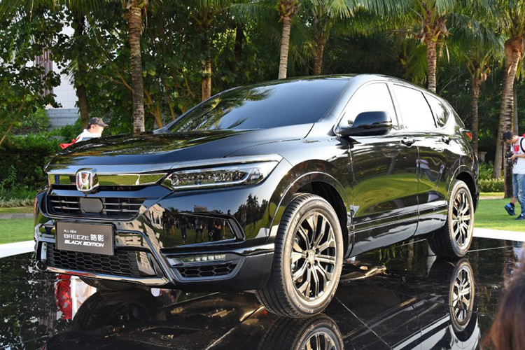Hệ thống động cơ hybird này bao gồm máy xăng Atkinson Cycle 4 xi-lanh, hút khí tự nhiên, dung tích 2.0 lít và mô-tơ điện, tạo ra công suất tối đa 215 mã lực. Hiện giá xe Honda Breeze 2020 vẫn chưa chính thức được công bố. Tuy nhiên, các đại lý Honda tại Trung Quốc đã hé lộ giá khởi điểm dự kiến của mẫu crossover cỡ C này là 180.000 Nhân dân tệ (khoảng 586 triệu đồng).