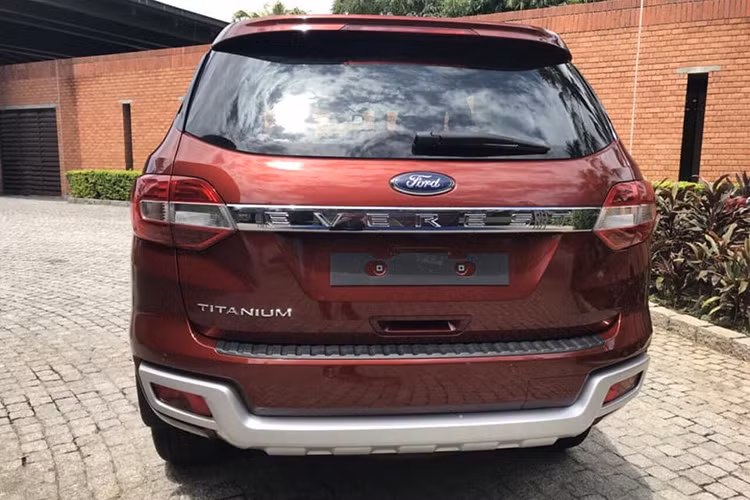 Tại thị trường Việt Nam, Ford Everest cạnh tranh trực tiếp trong phân khúc SUV 7 chỗ với Toyota Fortuner, Chevrolet Trailblazer, Mitsubishi Pajero Sport và Isuzu mu-X. Trải qua 4 thế hệ, Everest có những thành công nhất định tại Việt Nam. Tính tổng 4 tháng đầu năm 2019, Everest chỉ xếp sau Fortuner với doanh số 2.162 xe, trong khi Fortuner đạt 3.435 xe.