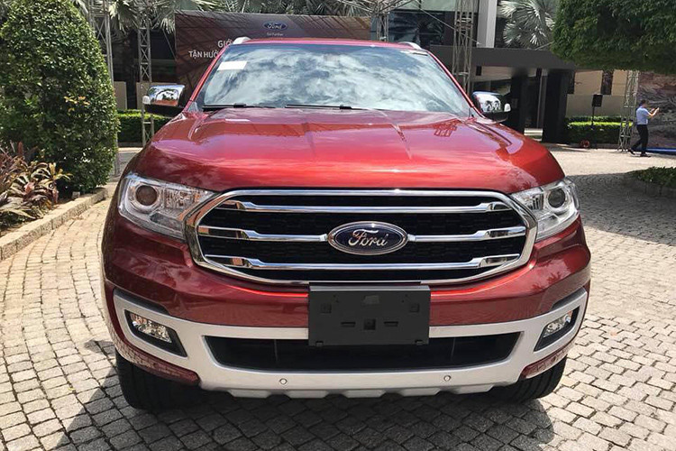 Cụ thể, khảo sát tại một số đại lý - giá xe Ford Everest 2019 phiên bản 2.0L AT 4WD có mức ưu đãi thấp nhất - 30 triệu đồng, tiếp theo là phiên bản 2.2L AT 4x2 giảm 50 triệu đồng và cao hơn cả là phiên bản Ambiente MT giảm 100 triệu đồng. Các mức giảm giá này được áp dụng cho các mẫu xe sản xuất năm 2019. 