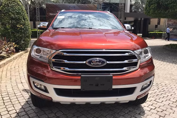 Cụ thể, khảo sát tại một số đại lý - giá xe Ford Everest 2019 phiên bản 2.0L AT 4WD có mức ưu đãi thấp nhất - 30 triệu đồng, tiếp theo là phiên bản 2.2L AT 4x2 giảm 50 triệu đồng và cao hơn cả là phiên bản Ambiente MT giảm 100 triệu đồng. Các mức giảm giá này được áp dụng cho các mẫu xe sản xuất năm 2019. 