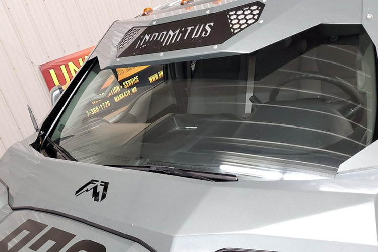 Nếu giả định này là chính xác, nó đồng nghĩa rằng nhà chế tạo đang định giá hệ thống 6x6, các trang bị bổ sung, và cả “chứng chỉ người nổi tiếng” ít nhất 93.000 USD, hoặc ngang ngửa giá xe Ford F-450 Limited 2019 mới cứng, đầy đủ trang bị với 0 km trên đồng hồ.