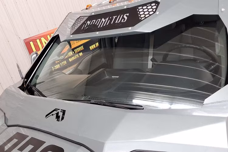 Nếu giả định này là chính xác, nó đồng nghĩa rằng nhà chế tạo đang định giá hệ thống 6x6, các trang bị bổ sung, và cả “chứng chỉ người nổi tiếng” ít nhất 93.000 USD, hoặc ngang ngửa giá xe Ford F-450 Limited 2019 mới cứng, đầy đủ trang bị với 0 km trên đồng hồ.