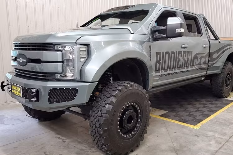 Mới đây, một chiếc bán tải Ford F-550 2017 với hệ thống 6x6 chuẩn chỉnh và thân vỏ đẹp mắt đang được rao bán tại Unique Specialty &amp; Classic Cars ở Mankato, Minnesota cho cái giá 145.000 USD (khoảng 3,36 tỷ đồng), mềm hơn rất nhiều so với Hennessey Silverado 6x6 giá 375.000 USD.