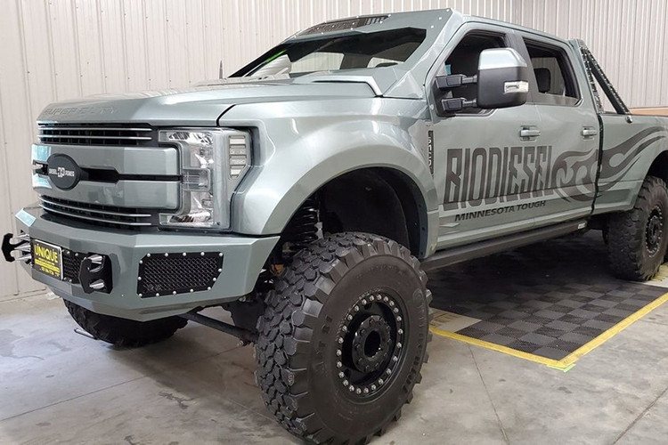 Mới đây, một chiếc bán tải Ford F-550 2017 với hệ thống 6x6 chuẩn chỉnh và thân vỏ đẹp mắt đang được rao bán tại Unique Specialty &amp; Classic Cars ở Mankato, Minnesota cho cái giá 145.000 USD (khoảng 3,36 tỷ đồng), mềm hơn rất nhiều so với Hennessey Silverado 6x6 giá 375.000 USD.